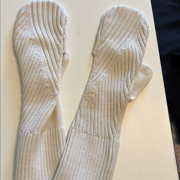 🤍 Lululemon Twist Knit Mittens – XS/S – Cream - Picture 1 of 10